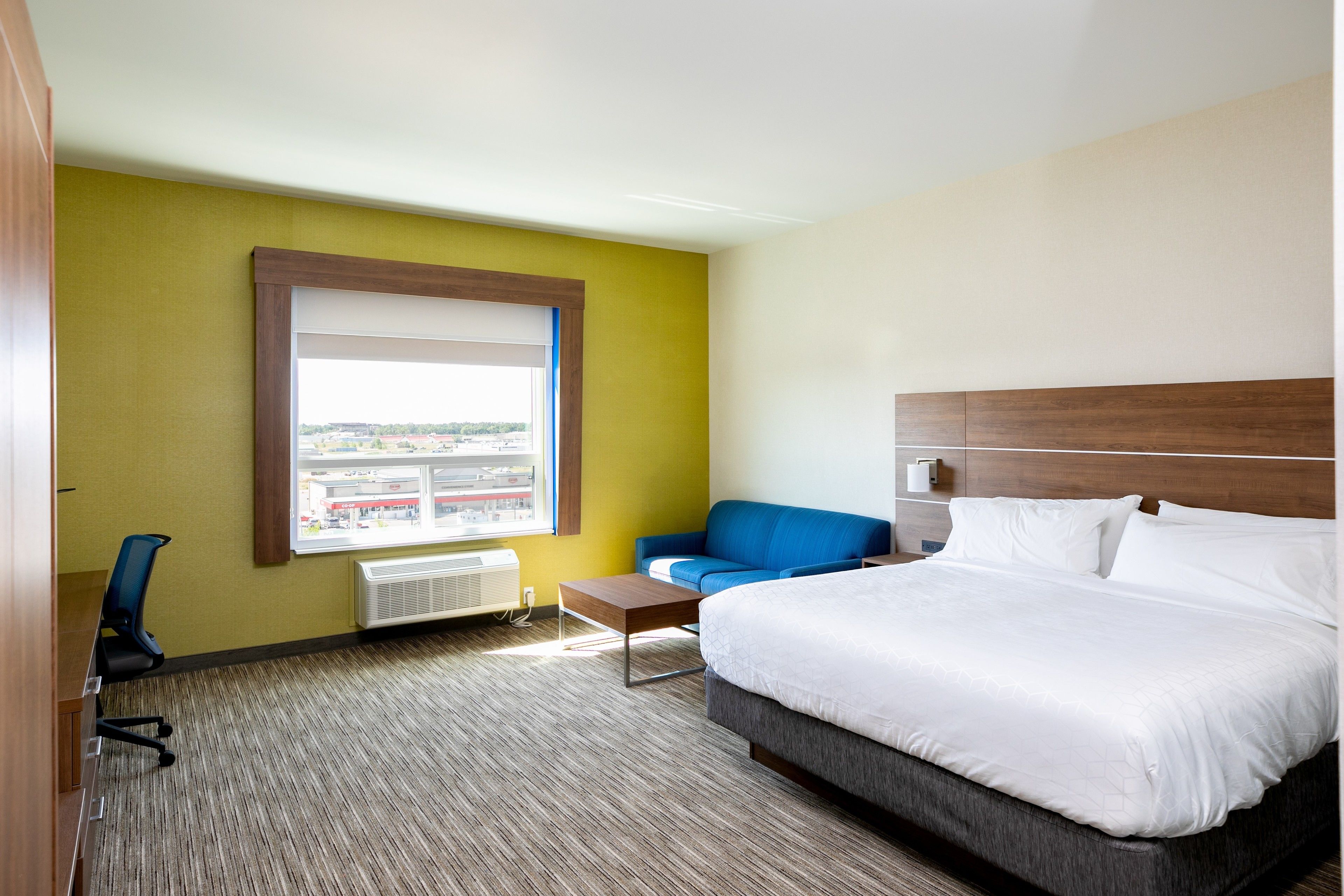 Coffre-fort, bureau, rideaux d’obscurcissement