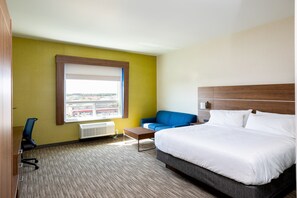 خزنة داخل الغرفة ومكتب وستائر تعتيم ومكواة/لوح كي