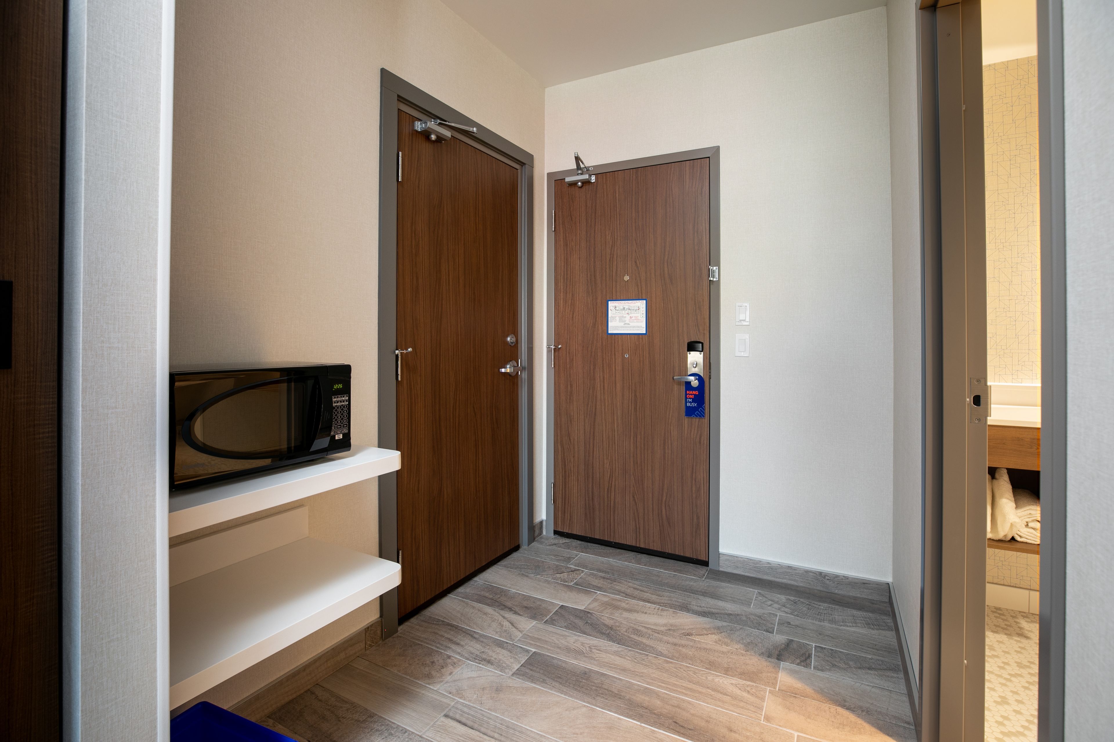 standard room, 1 king bed, accessible (mobility roll-in shower) | 1 bedroom, in-room safe, desk, blackout curtains