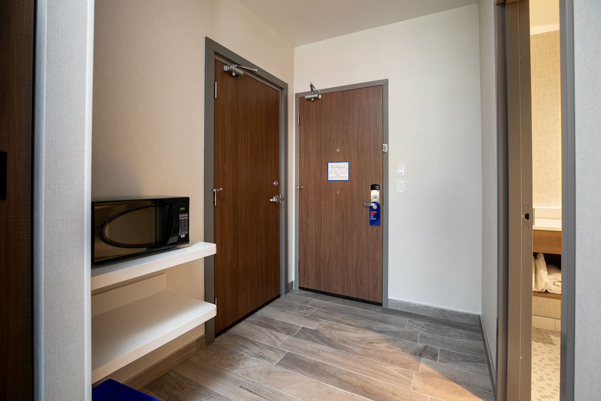standard room, 1 king bed, accessible (mobility roll-in shower) | 1 bedroom, in-room safe, desk, blackout curtains