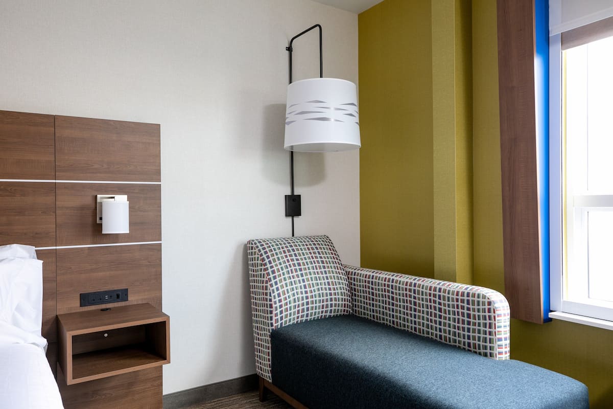 Standard Room, 1 King Bed, Accessible (Mobility Roll-In Shower) | In-room safe, desk, blackout drapes, iron/ironing board