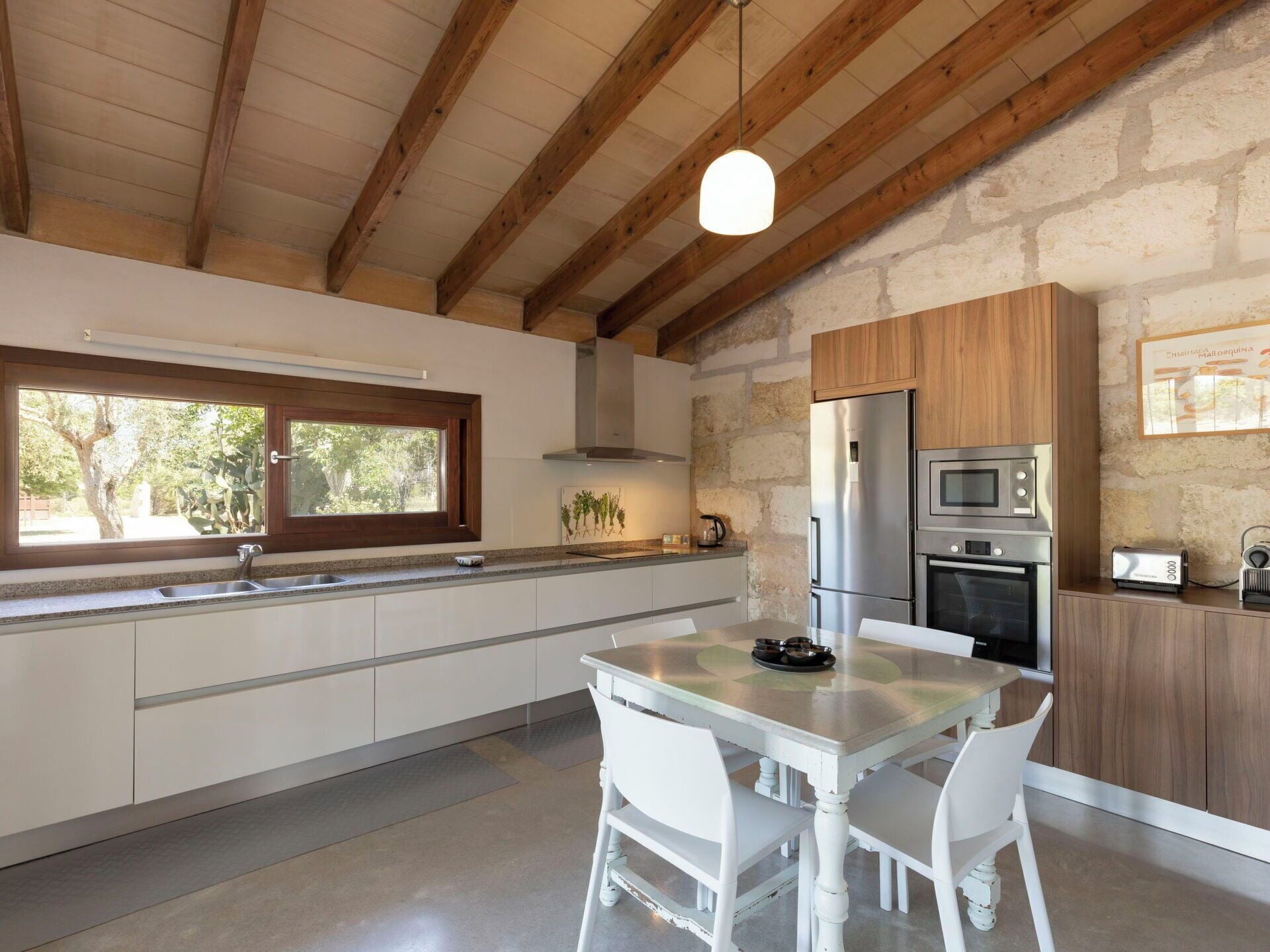 Een magnetron, een oven, een vaatwasser, een kinderstoel