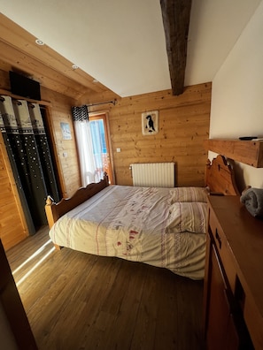 6 bedrooms, iron/ironing board, free WiFi, bed sheets
