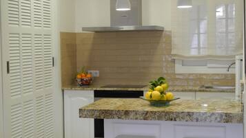 Een koelkast, een oven, een kookplaat, een vaatwasser