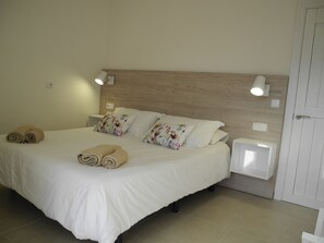 3 bedrooms, in-room safe, iron/ironing board, WiFi