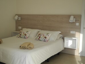 3 chambres, coffres-forts dans les chambres, fer et planche à repasser