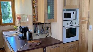 Een koelkast, een microgolfoven, een oven, een kookplaat