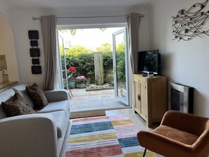 TV, fireplace, DVD player, books - A beautifully presented one bed house, just five minutes from Poole Quay (Poole)
