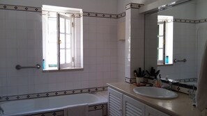 Dusche, Haartrockner, Handtücher