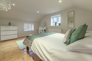 3 bedrooms, iron/ironing board, internet, bed sheets - Stone Lodge, Old Hunstanton, Norfolk (Old Hunstanton)