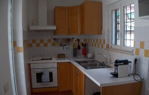 Frigorifero, forno, piano cottura, macchina per tè/caffè