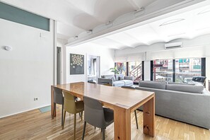 Interior - spacious and bright apartment next to Arc del Triomf (Barcelona)