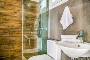 Villa, 2 habitaciones, piscina privada, vistas al mar | Baño | Secador de pelo, toallas y papel higiénico
