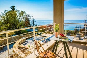 Villa, 2 chambres, piscine privée, vue sur la mer | Vue du balcon