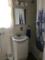 Ducha, artículos de tocador gratuitos, secador de pelo, toallas