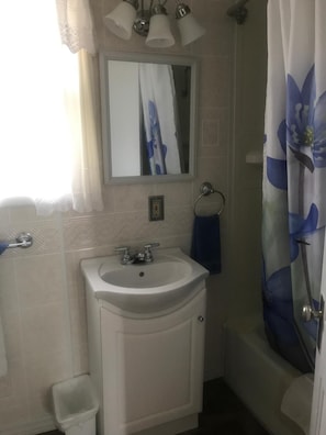 Ducha, artículos de tocador gratuitos, secador de pelo, toallas