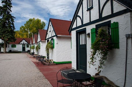 Terrace/patio. Chalet Motel