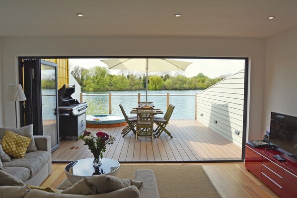 テレビ、DVD プレーヤー