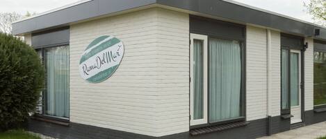 Un edificio moderno con un letrero que dice "PomaDelMar".
