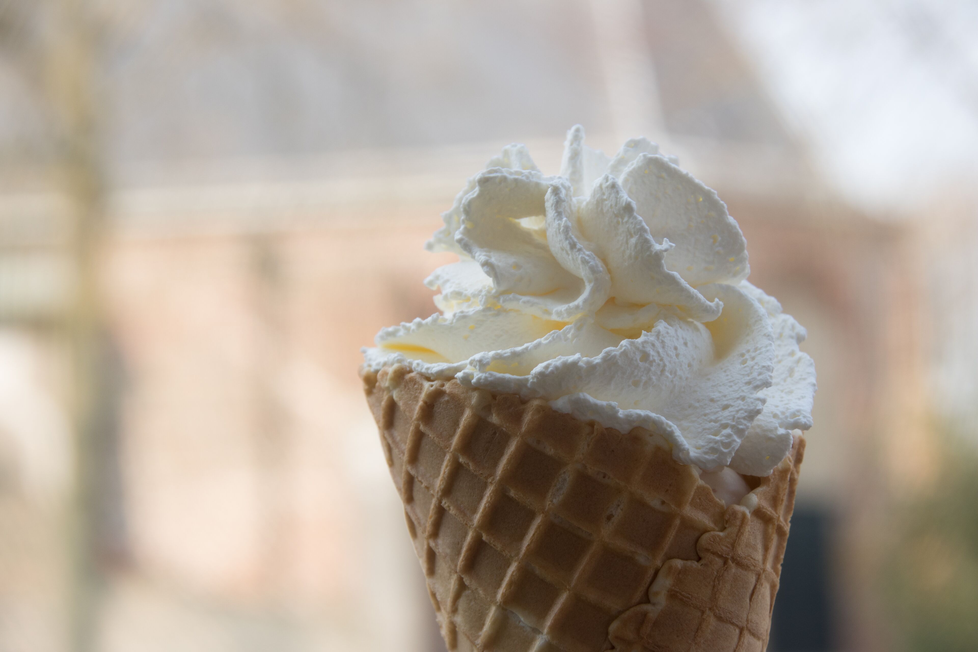 Un cono gelato con panna montata.