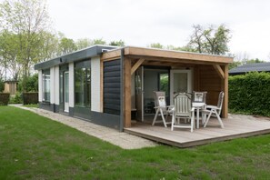 A modern house with a patio area featuring outdoor furniture. - Detached house "RamaDelMar" on the Westerschelde (Baarland)