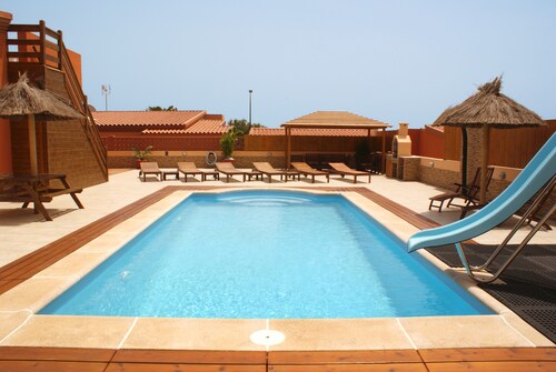 Villa de 4 chambres en ville, piscine de 10 m avec toboggan pour enfants, clôture de sécurité, barbecue, salons extérieurs