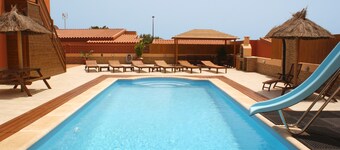 4 Bed Villa in Town, 10m Pool, Kid Slide, Pool Fence, BBQ, Outdoor Lounges
