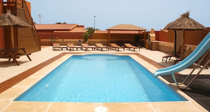 Villa de 4 chambres en ville, piscine de 10 m avec toboggan pour enfants, clÎture de sécurité, barbecue, salons extérieurs