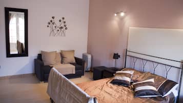 4 bedrooms, in-room safe, desk, iron/ironing board