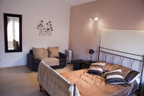 4 bedrooms, in-room safe, desk, iron/ironing board