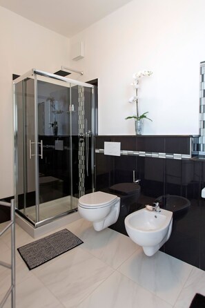 Douche, sèche-cheveux, bidet, serviettes fournies