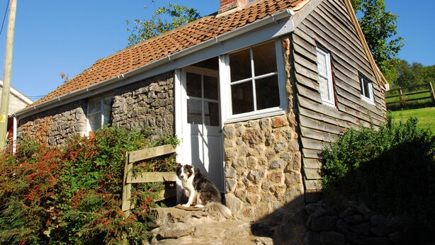 A stone house with a wooden exterior and a tiled roof. - Bradley Cross Farm, Shepherds Cottage (Cheddar)