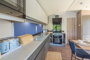 Kühlschrank, Mikrowelle, Hochstuhl, Gefrierschrank