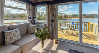 Avocet 28 ist eine wunderschöne Lodge, die wunderschön am Wasser gelegen ist.