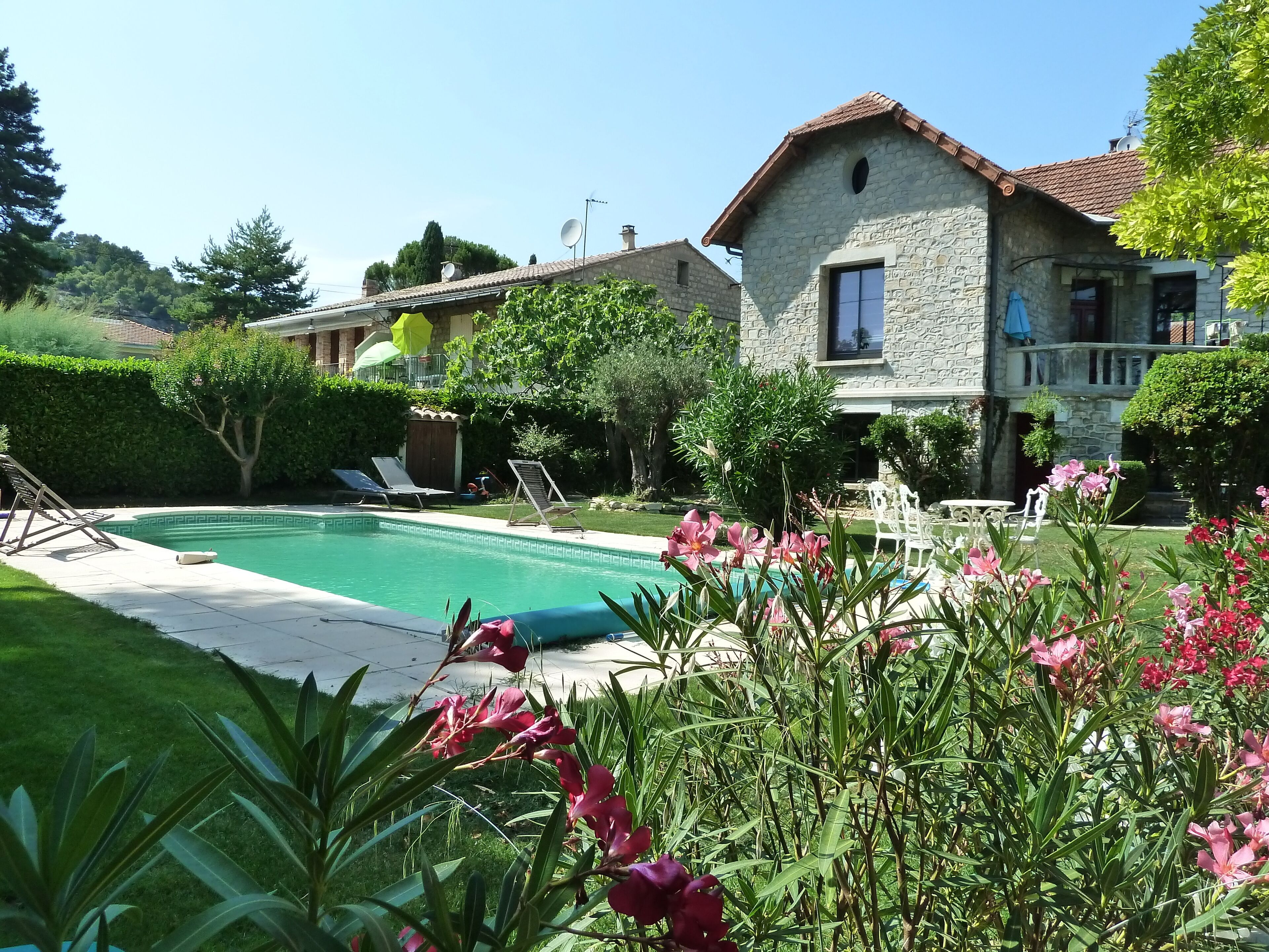 2 Bedroom Ground Floor Flat With Pool - Centre Of Vaison La Romaine