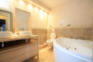 Combined shower/bathtub, jetted bath, hair dryer - Modern Villa with beautiful garden, heated pool, barbeque area, close to beaches (Roquebrune-Sur-Argens)