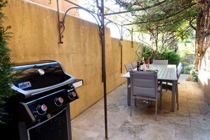 Outdoor dining - Modern Villa with beautiful garden, heated pool, barbeque area, close to beaches (Roquebrune-Sur-Argens)