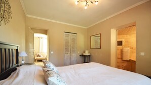 4 soverom, skrivebord, strykejern/-brett og reiseseng for barn