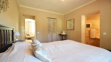 4 habitaciones, escritorio y tabla de planchar con plancha