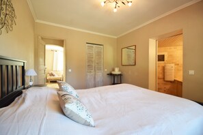 4 makuuhuonetta, työpöytä, silitysrauta/-lauta, vauvan matkasänky