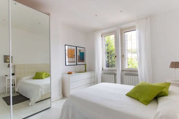 2 habitaciones, tabla de planchar con plancha, wifi y ropa de cama