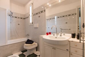 Tina con regadera, secadora de cabello, bidet