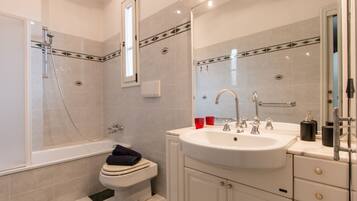 Een bad/douchecombinatie, een haardroger, een bidet