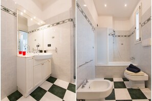 Ensemble douche/baignoire, sĂšche-cheveux, bidet