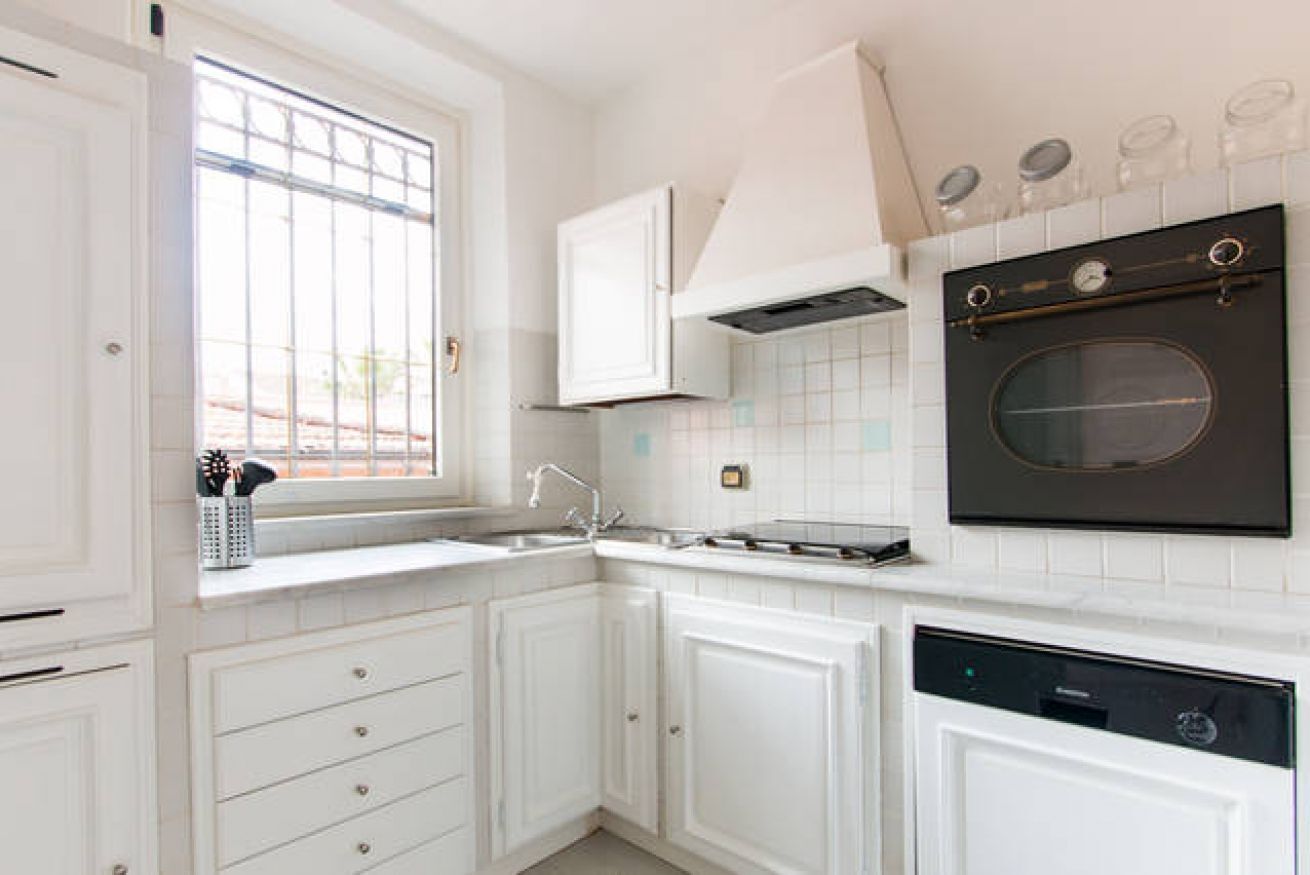 Kylskåp, ugn, spishäll och diskmaskin