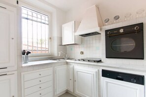 Fridge, oven, stovetop, dishwasher - Il Covino, apartment with Air Conditioning 300 meters from the sea! (Viareggio)