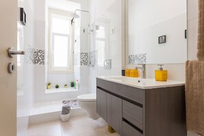 Asciugacapelli, asciugamani, sapone, shampoo