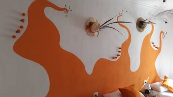 5 slaapkamers, een strijkplank/strijkijzer, reisbedje