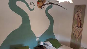 5 habitaciones, tabla de planchar con plancha y cuna de viaje