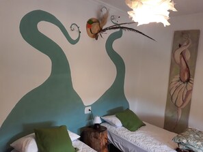 5 habitaciones, tabla de planchar con plancha y cuna de viaje 